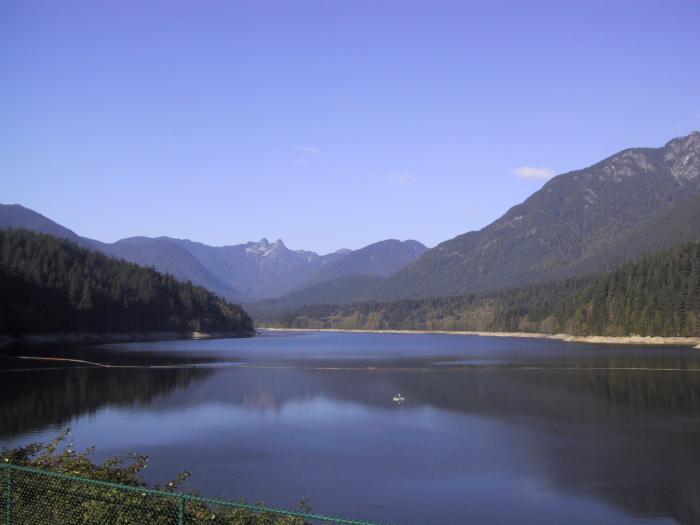 Cleveland Dam with view towards The Lions