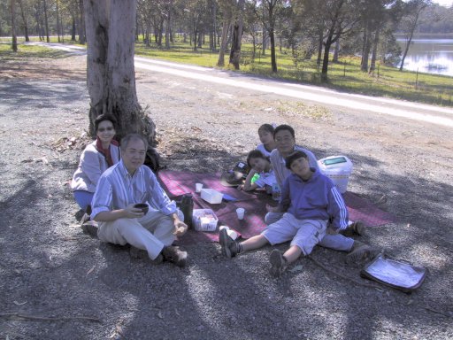Lake-side picnic: Margreth, Chin, Kathy, Pauline, Quy and Kris
